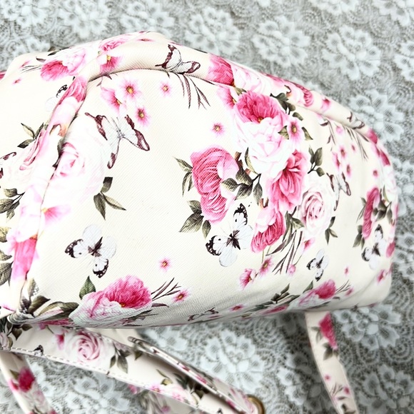 CALL IT SPRING |🌹🦋Roses Butterflies Print Multi-Pocket Adjustable Backpack Bag - Picture 12 of 14
